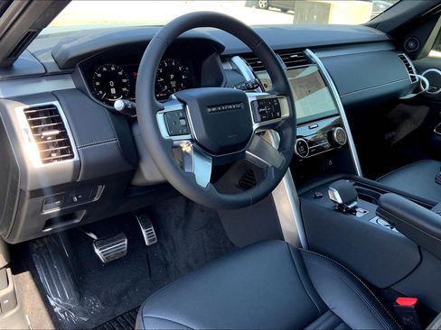 New 2025 Land Rover Discovery Dynamic SE image 9