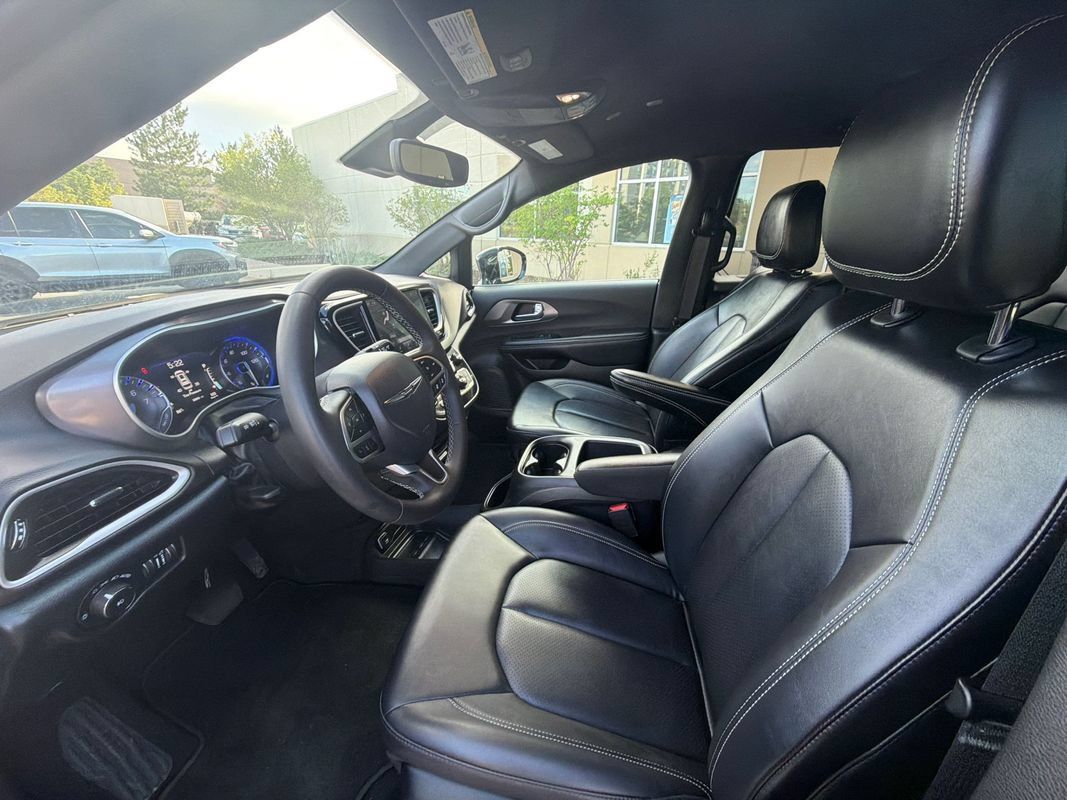 Used 2025 Chrysler Pacifica Select FWD image 19