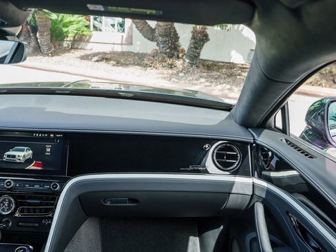 Used 2025 Bentley Flying Spur Plug-In Hybrid image 16