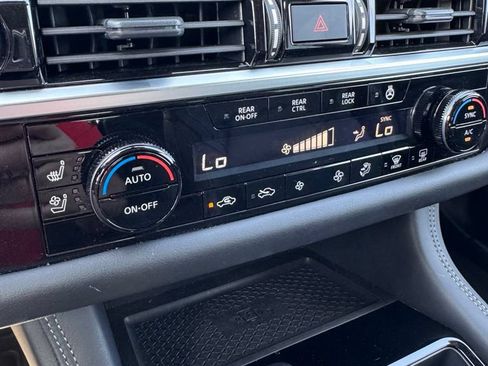 Used 2025 Nissan Pathfinder Platinum FWD image 25