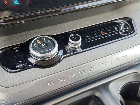 Used 2025 Ford Expedition Platinum image 18