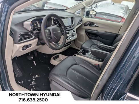 Used 2024 Chrysler Pacifica Touring-L image 10
