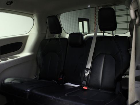 Used 2024 Chrysler Pacifica Touring-L image 14