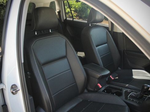 Used 2021 Volkswagen Tiguan SE w/ Panoramic Sunroof Package AWD/4WD image 16
