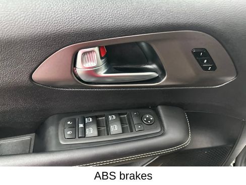 Used 2025 Chrysler Pacifica Select FWD image 36