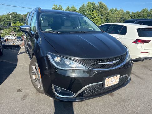 Used 2017 Chrysler Pacifica Limited w/ UConnect Theater Package FWD image 5