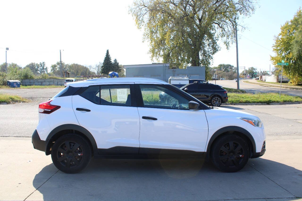 Used 2019 Nissan Kicks S FWD image 3