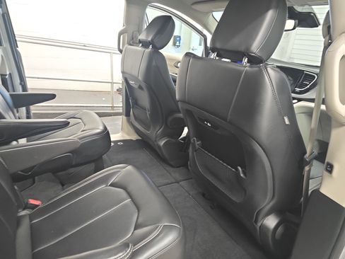 Used 2024 Chrysler Pacifica Touring-L image 11