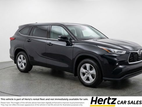 Used 2025 Toyota Highlander LE FWD image 1
