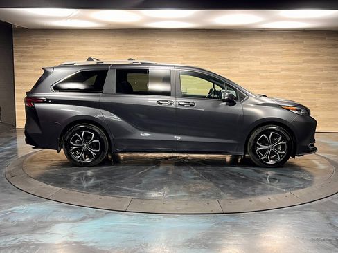 Used 2025 Toyota Sienna Platinum image 10