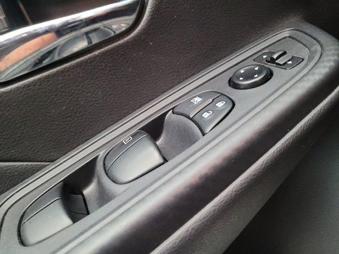 Used 2025 Nissan Versa SV FWD image 27