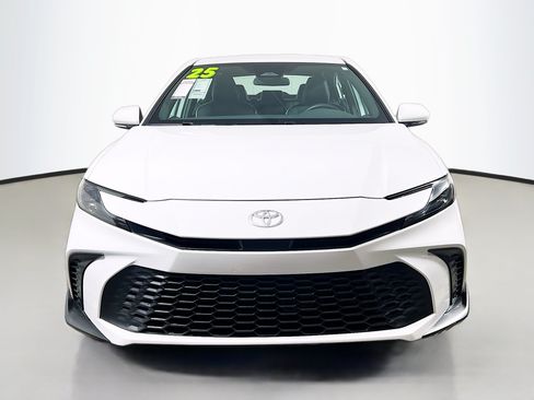 Used 2025 Toyota Camry SE FWD image 11