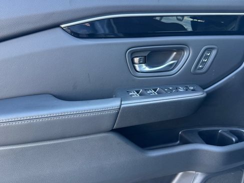 Used 2025 Honda Pilot Touring image 11