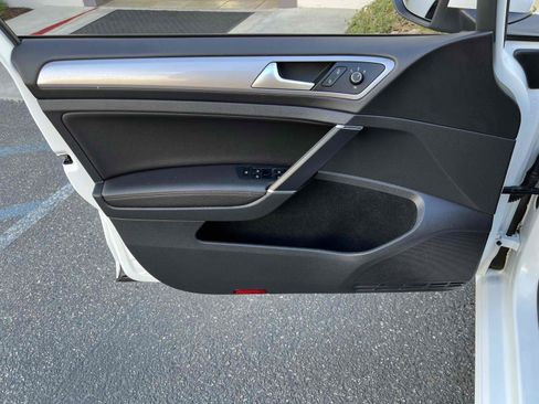 Used 2015 Volkswagen e-Golf SEL Premium image 75