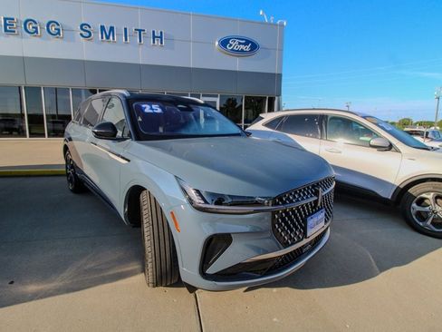 Used 2025 Lincoln Nautilus Reserve AWD/4WD image 2