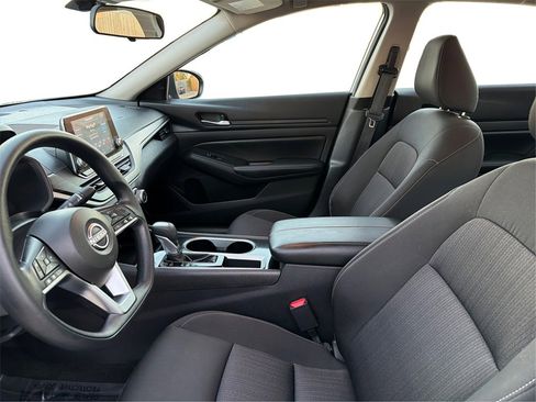 Used 2024 Nissan Altima 2.5 SV image 10