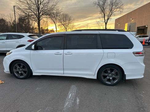 Used 2019 Toyota Sienna SE Premium image 6