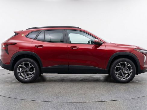 Used 2025 Chevrolet Trax LT FWD image 11