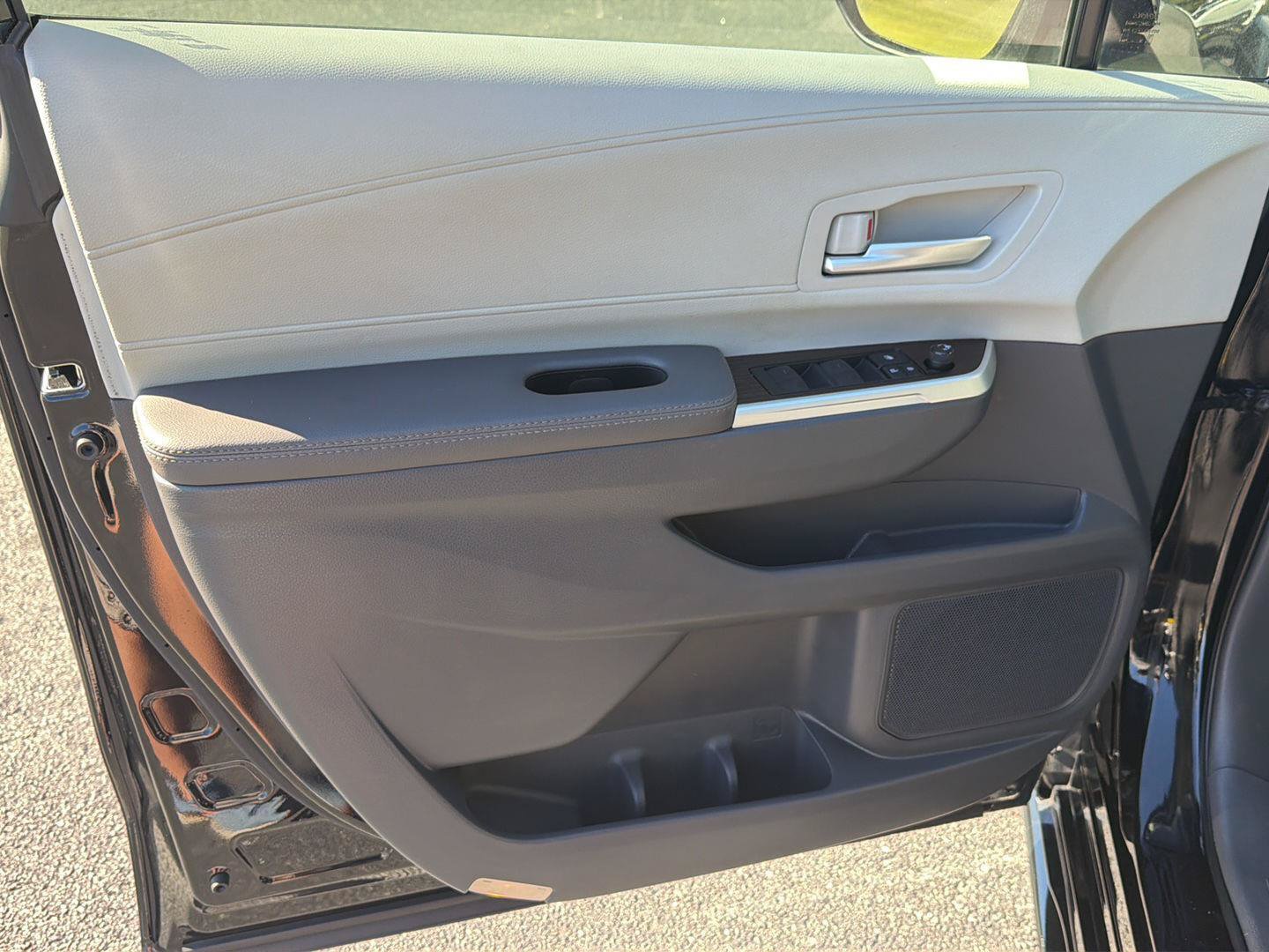 Used 2023 Toyota Sienna XLE FWD image 17