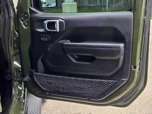 Used 2021 Jeep Gladiator Willys image 4