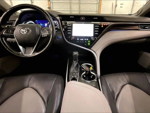 Used 2020 Toyota Camry XLE w/ Sunroof Package image 15