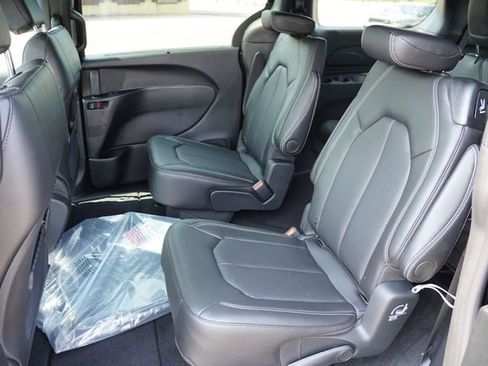 New 2025 Chrysler Pacifica Select AWD/4WD image 11