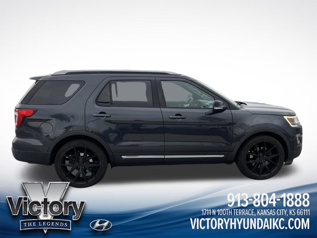 Used 2017 Ford Explorer XLT w/ Equipment Group 202A FWD image 4