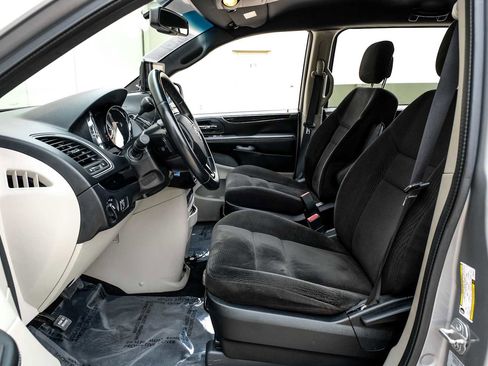 Used 2016 Dodge Grand Caravan SE FWD image 4