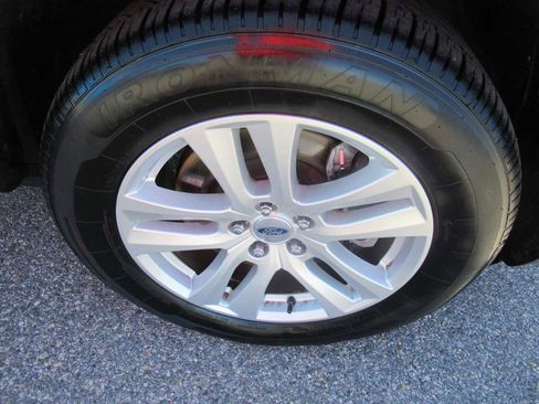 Used 2018 Ford Explorer XLT AWD/4WD image 12