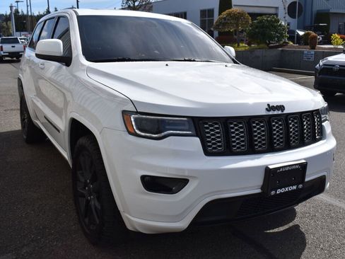 Used 2020 Jeep Grand Cherokee Altitude image 3