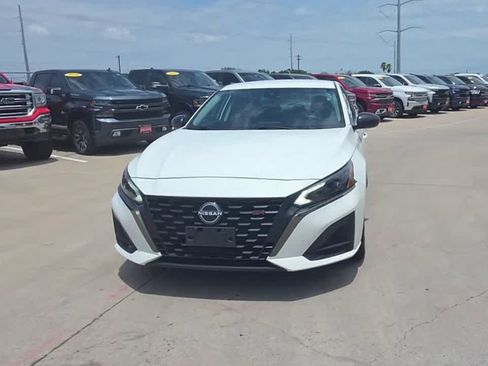 Used 2024 Nissan Altima 2.5 SR FWD image 3