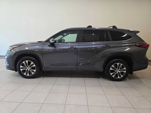 Used 2023 Toyota Highlander XLE AWD/4WD image 3