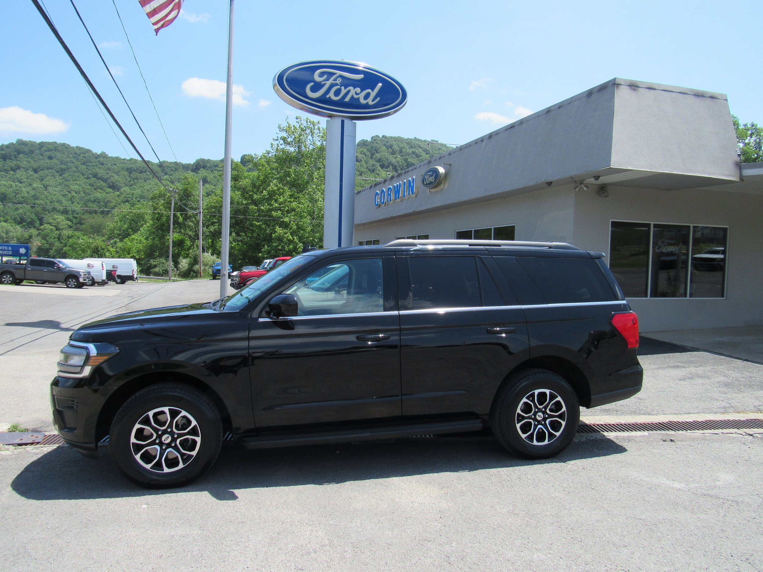 Used 2024 Ford Expedition XLT AWD/4WD image 2
