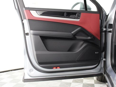 Used 2025 Porsche Cayenne S image 20