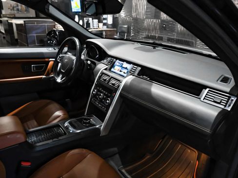 Used 2017 Land Rover Discovery Sport HSE Luxury image 15