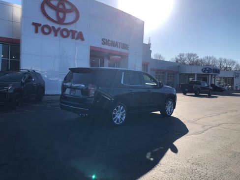 Used 2021 Chevrolet Tahoe High Country w/ Premium Package image 2