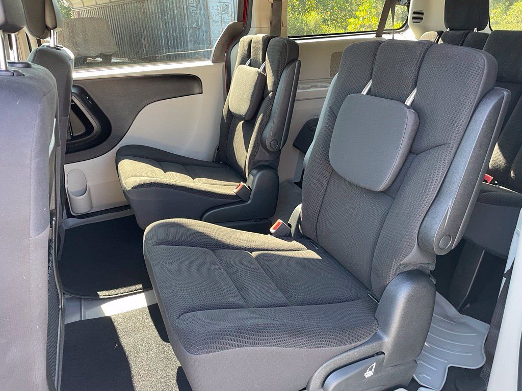 Used 2019 Dodge Grand Caravan SE w/ UConnect Hands-Free Group FWD image 8