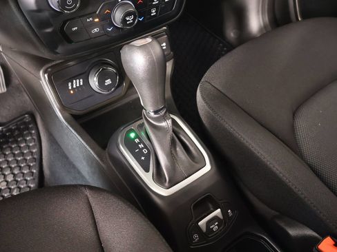 Used 2023 Jeep Renegade Latitude AWD/4WD image 8