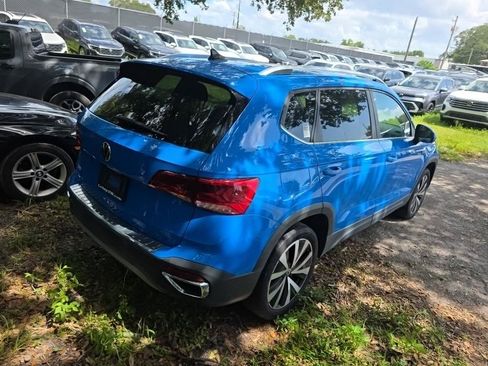 Used 2022 Volkswagen Taos SE w/ Panoramic Sunroof Package FWD image 17