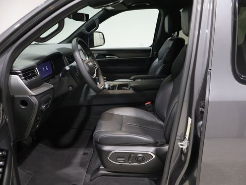 Used 2024 Jeep Wagoneer L Series III w/ Flexible Seating Group image 9