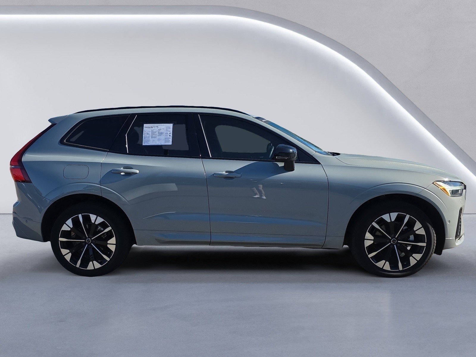 Certified 2026 Volvo XC60 B5 Plus w/ Protection Package Premier AWD/4WD image 4