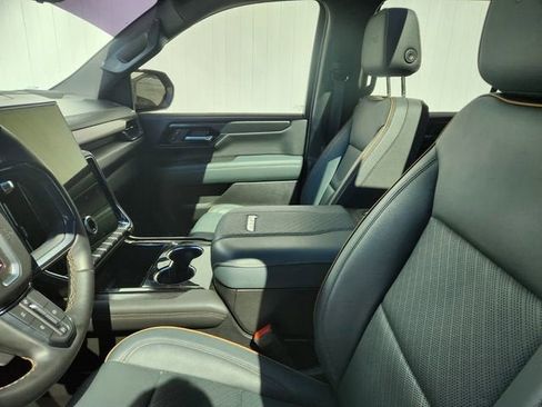 Used 2025 GMC Yukon AT4 w/ AT4 Premium Package image 5