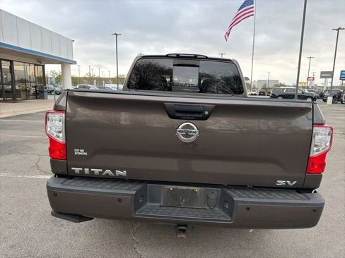 Used 2019 Nissan Titan SV w/ SV Convenience Package image 5
