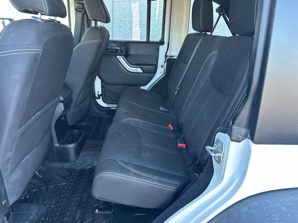 Used 2015 Jeep Wrangler Unlimited Rubicon w/ Connectivity Group AWD/4WD image 9