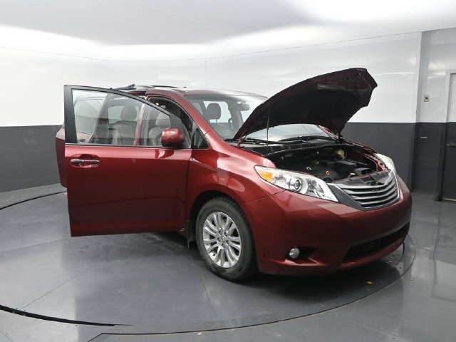 Used 2017 Toyota Sienna XLE w/ Outdoor Package FWD image 28