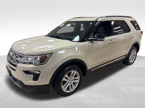 Used 2018 Ford Explorer XLT w/ Equipment Group 202A image 3