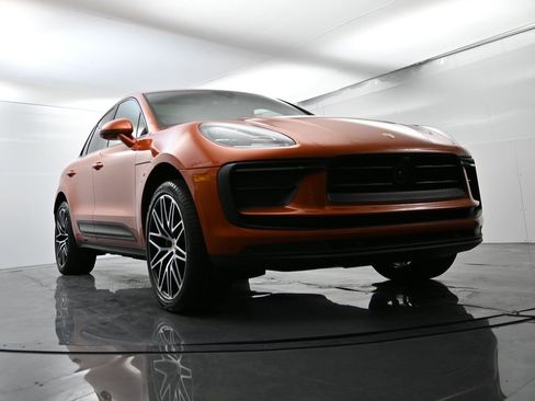 Certified 2025 Porsche Macan image 54