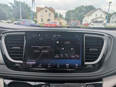 Used 2021 Chrysler Pacifica Touring-L image 10