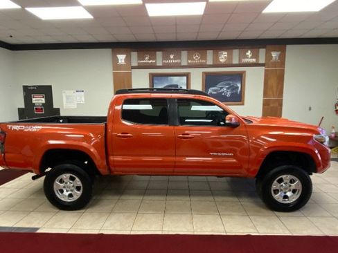 Used 2018 Toyota Tacoma TRD Sport AWD/4WD image 3