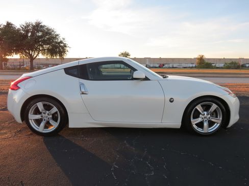 Used 2010 Nissan 370Z Coupe image 4